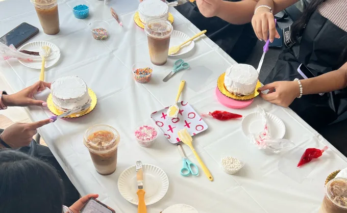 Durante el mes de julio habrá dos talleres para decorar tu propio pastel en Sereno Coffee, uno es de BTS
