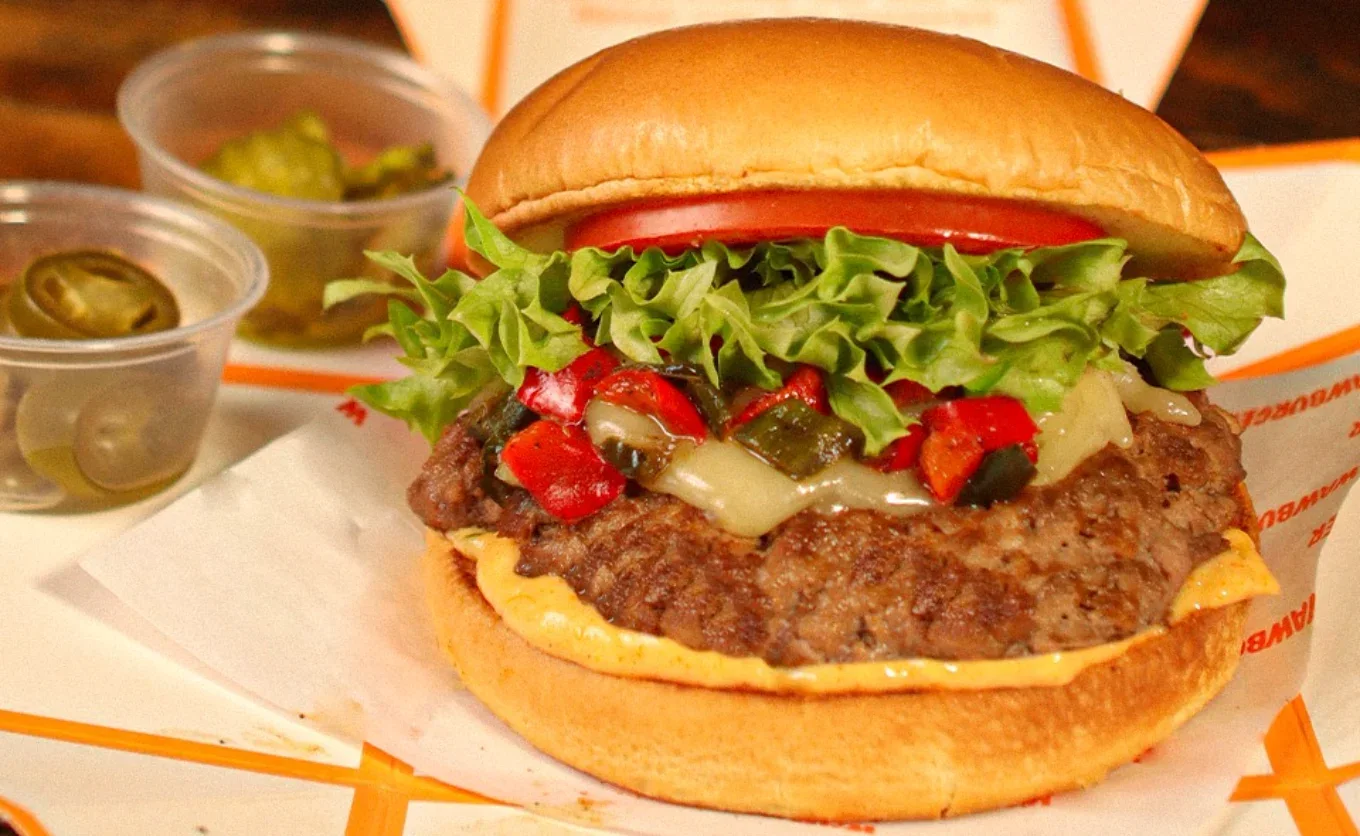 Tres burgers estilo americano con variedad de aderezos