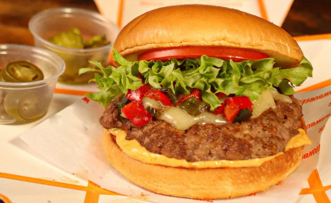 Tres burgers tipo americano con aderezos variados en MTY