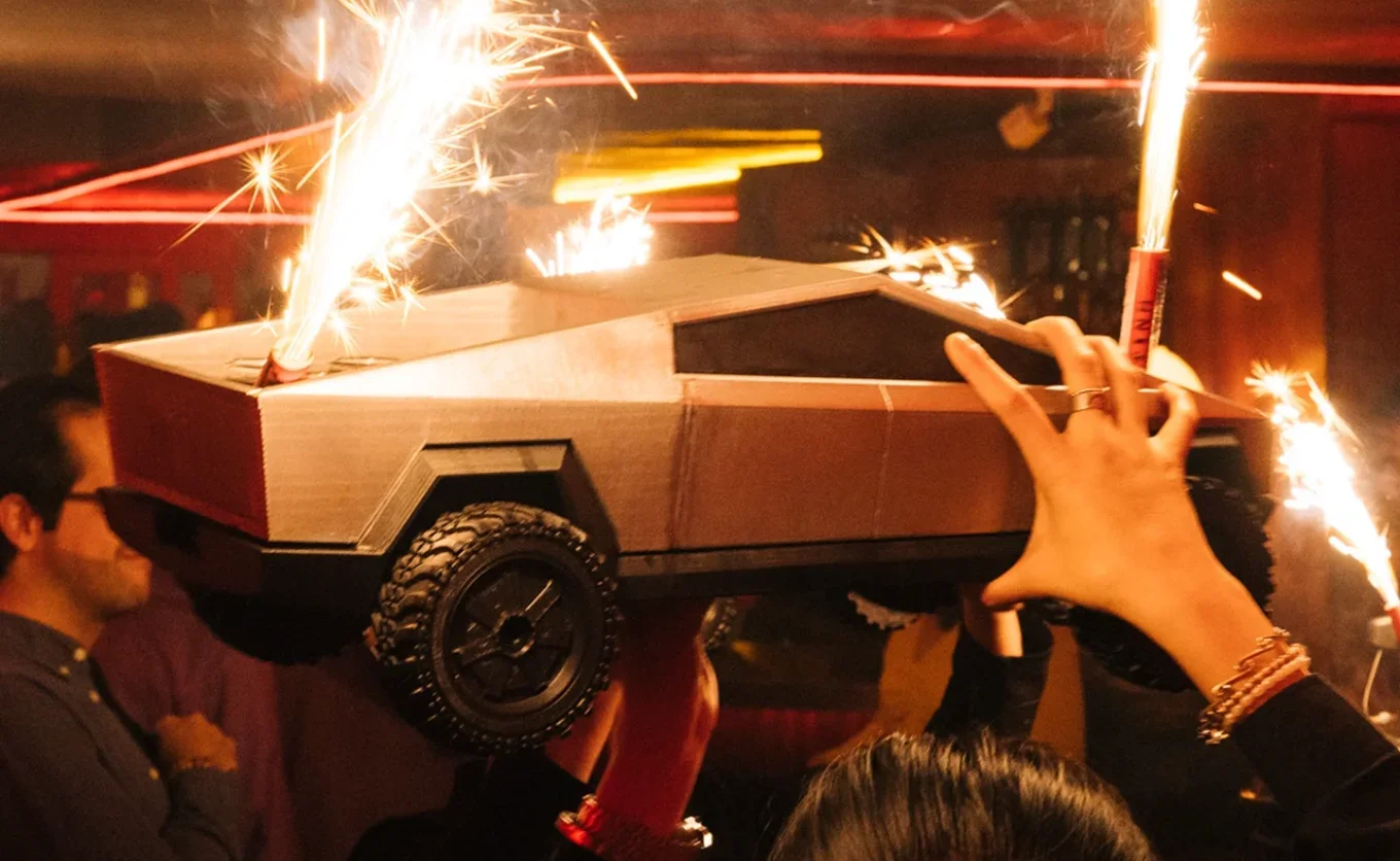 Si en los antros los shots y 'drinks' llegan en cybertrucks y tinas de baño, ¿por qué en los restaurantes los platillos insignia no llegan con espectáculo incluido?