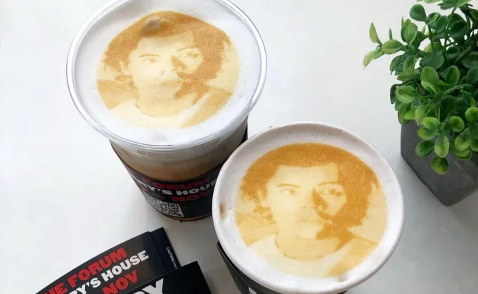 ¿Pagarías extra para que el café tuviera la cara de tu artista o personaje favorito impresa? En Los Ángeles ya hay una cafetería que lo hace... ¿Funcionaría en MTY?
