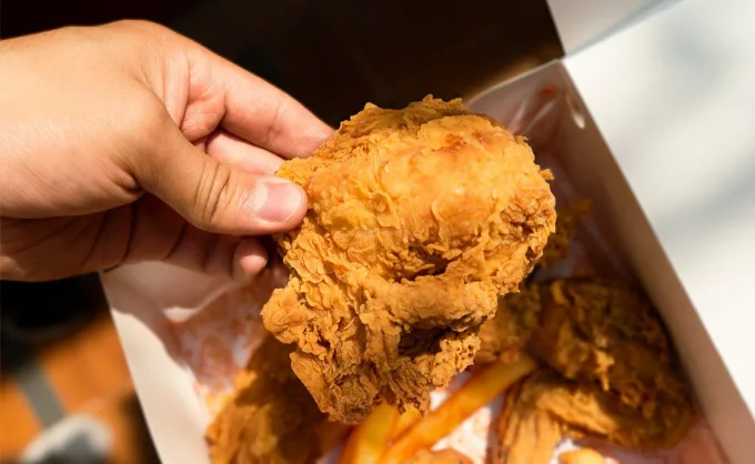 Tres restaurantes con tres recetas de pollo frito estilo americano