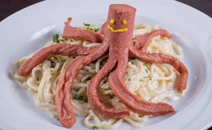 "Que dejen entrar a los niños no lo hace un lugar familiar".  ¿Qué implica salir a comer con toda la familia en Monterrey?