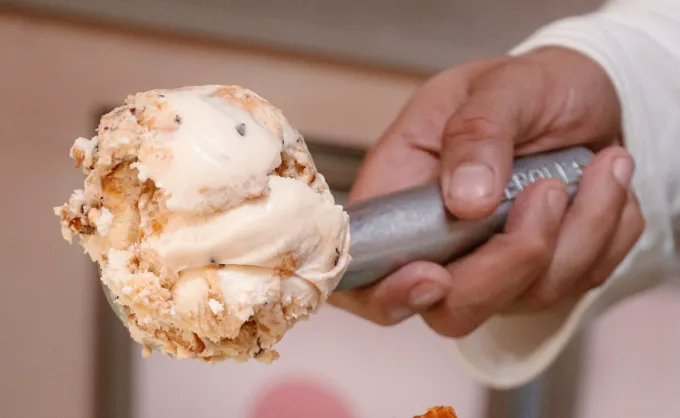 Una popular heladería artesanales servirá helado frente a una tienda de vinilos todos los fines de semana