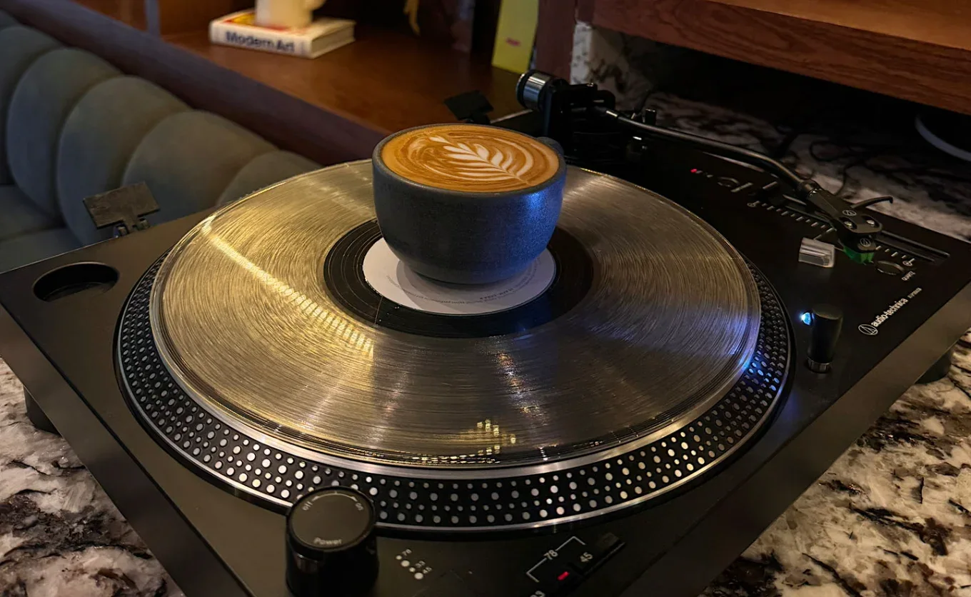 La fusión del café con vinilos trajo los "coffee raves" o "coffee party": fiestas con DJ, mucha energía y café en lugar de cócteles. ¿Será que cobran fuerza en MTY?