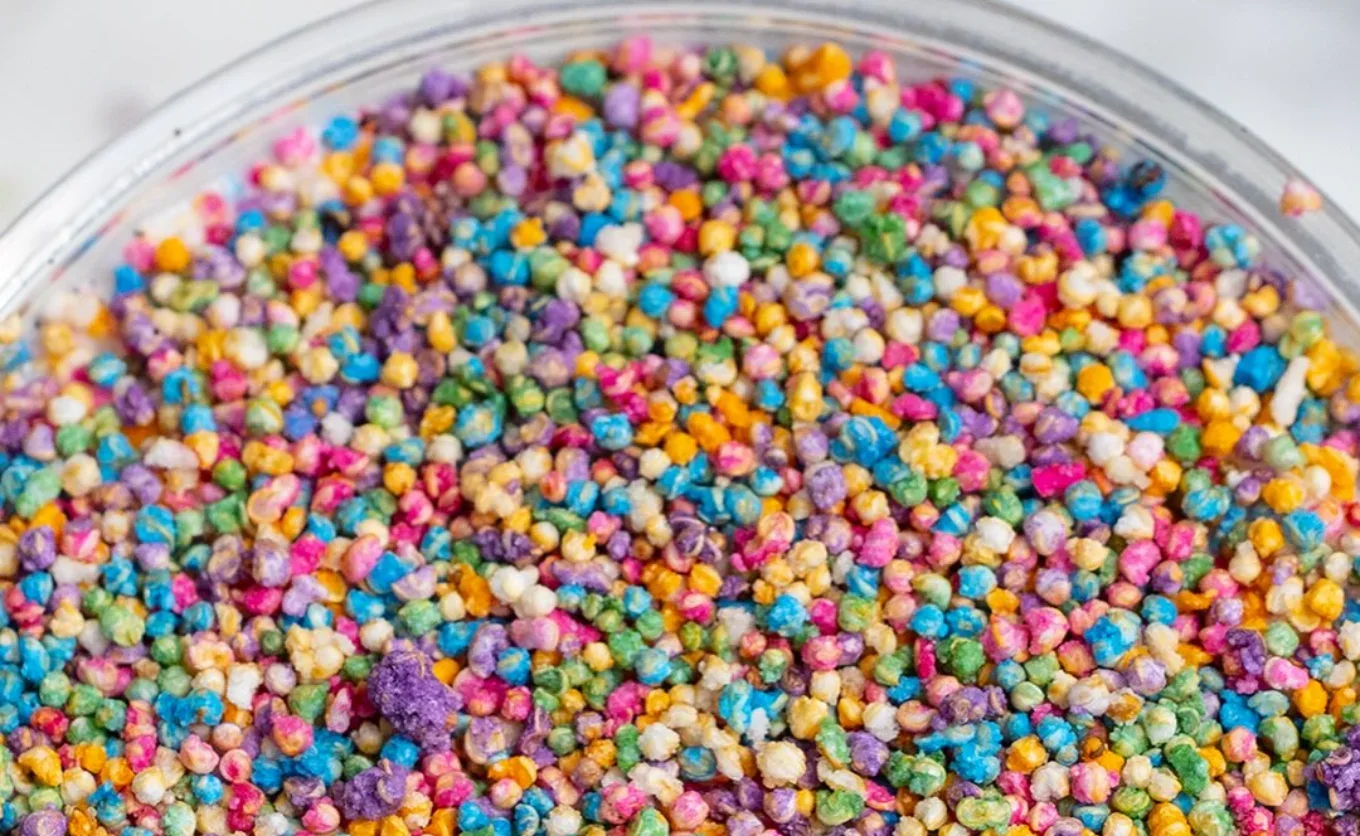 El dot cake viral ahora se transformó en una malteada con amaranto de colores