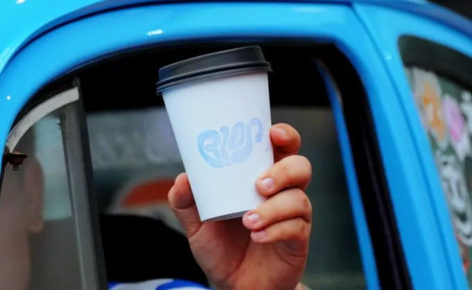 Una barra de especialidad decidió ir más allá y mezclar el café con carros, DJ y mezcal