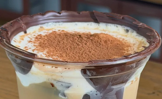 Se unieron una repostería y una chocolatería para crear una bebida interactiva