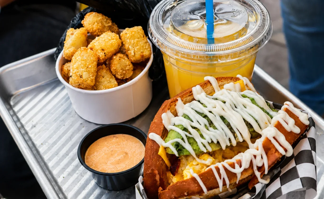 En MTY hay un spot donde el huevo revuelto alcanza otra textura y se convierte en el centro de sándwiches y burritos con sabor casero y recién hecho