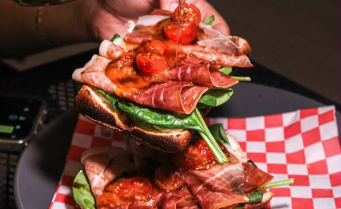“Hay un spot de cocina italiana en San Jerónimo con música en vivo los sábados y platillos servidos directamente del horno de leña”: Melissa Granados de Foodorística