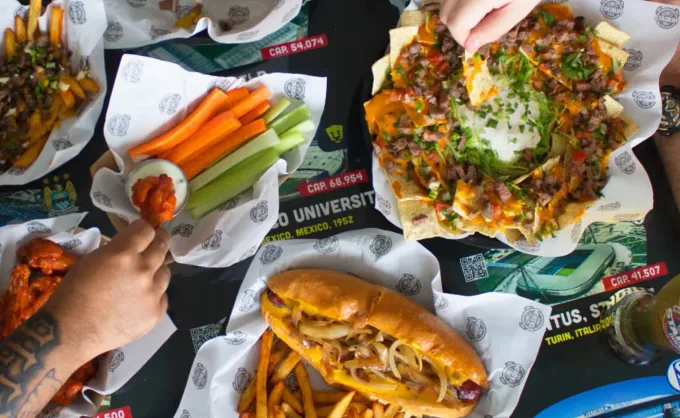 Desde la Champions hasta la NFL, hay un sports bar donde puedes ver varios partidos al mismo tiempo rodeado de memorabilia y buena comida