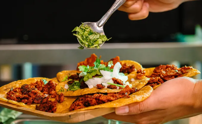 En una ciudad donde la carne es parte de la identidad, hay taquerías veganas que reinterpretan la tradición del norte: una reseña de la chef Francis Puente