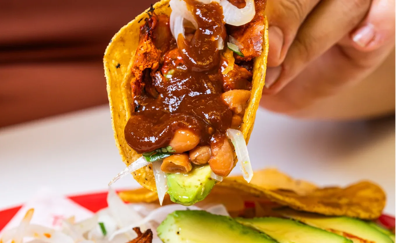 Hay una taquería donde sus tacos traen el sabor auténtico de la CDMX directo a Cumbres y Zona Tec, ¿puedes adivinar cuál es?