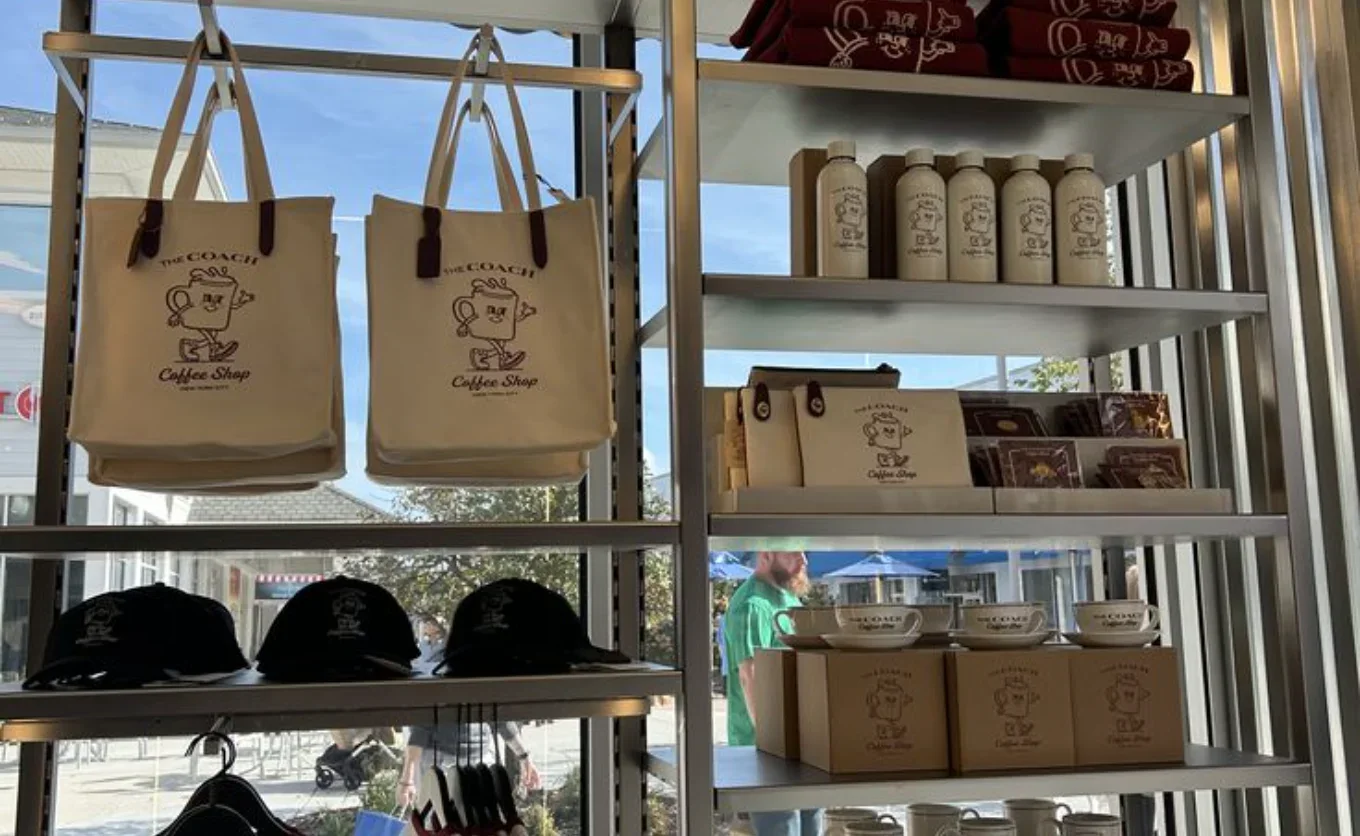 ¿Alguna vez has visto a alguien usar 'merch' de un café? Nosotros no, pero parece que la mayoría está lanzando ropa, 'tote bags' y stickers con sus logos 