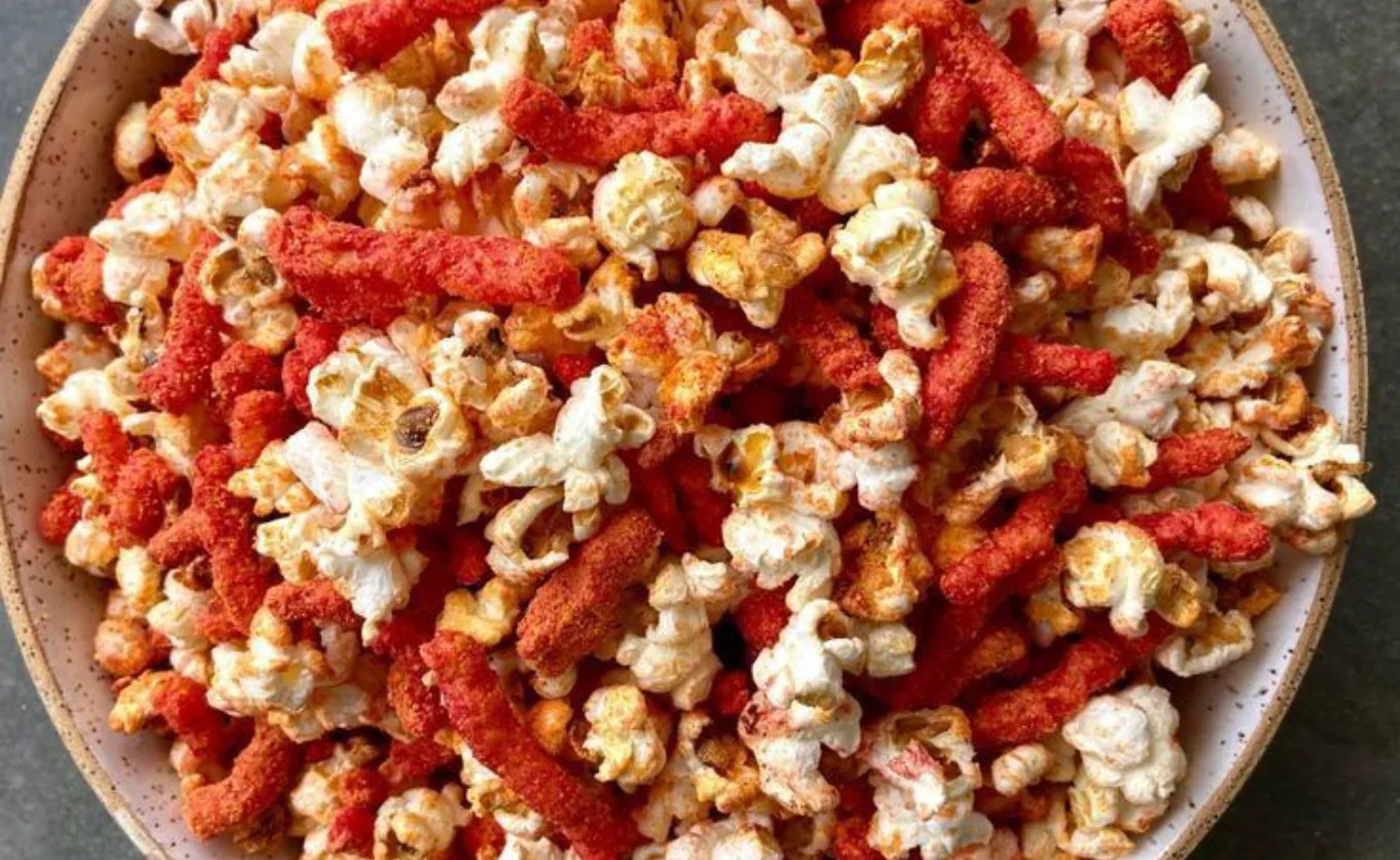 ¿Vamos al cine a ver la película o a comer? Antes bastaba con palomitas y refresco, ahora hay boneless, crepas, helado, café, y hasta ensaladas como opción "light"