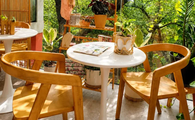¿Se están acabando los cafés para ir en pants? La búsqueda de lugares estéticos e 'instagrameables' parece estar cambiando el código de vestimenta de los regios