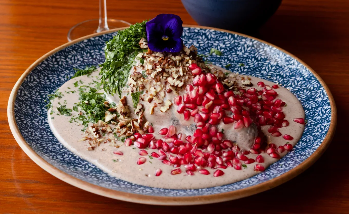 Inspirado en la receta tradicional, El Lindero presenta su propia versión de chile en nogada: sabor equilibrado, maridaje con vino y un toque huasteco — Gastronomía en Monterrey, Nuevo León