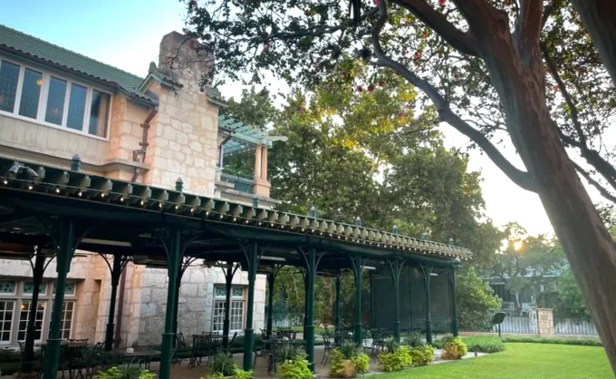 Este restaurante forma parte de un histórico complejo harinero en San Antonio