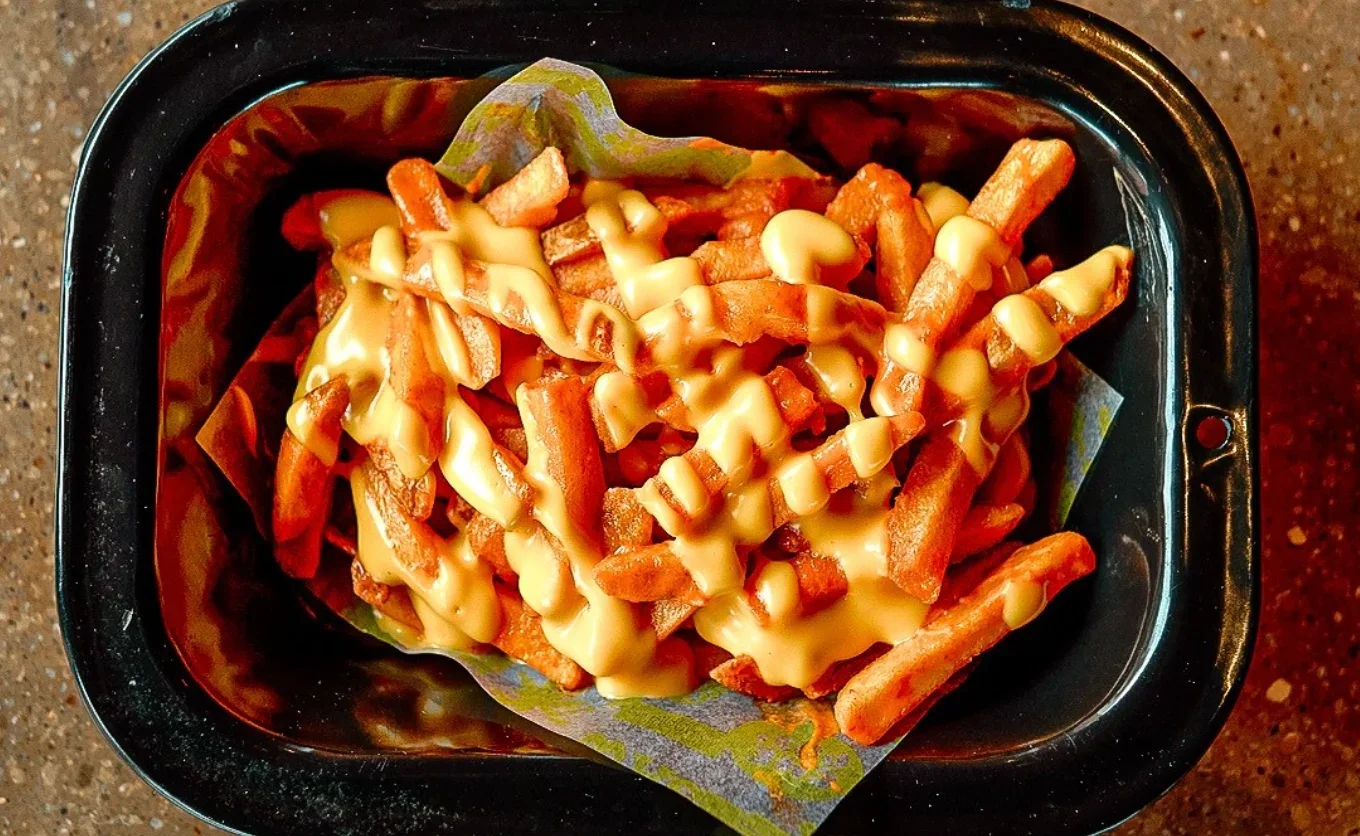 Las papas bañadas en salsa ácida que ofrecen en las taquerías no son un invento moderno, todo inició con las "Chepos", una receta creada por un cliente de Las Alitas