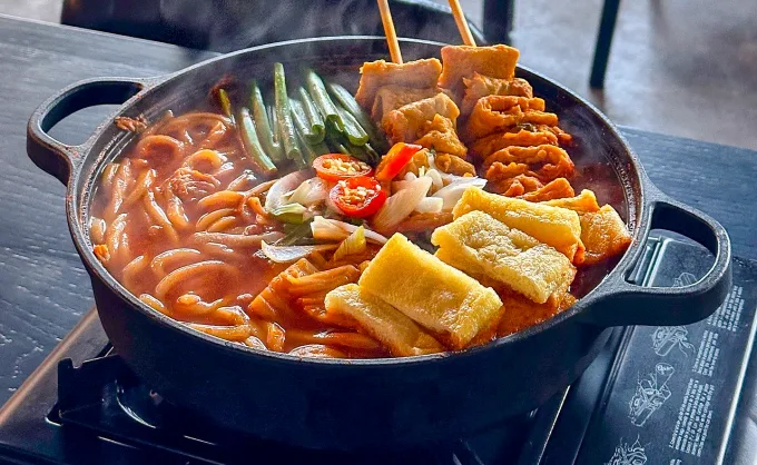 Todos tenemos un conocido que siempre anda batallando para ir al baño. Aquí el tip que necesitaban: ir a restaurantes de comida coreana