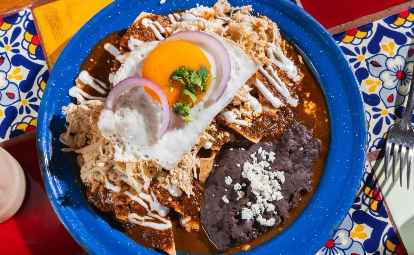 Los chilaquiles con mole más populares en MTY