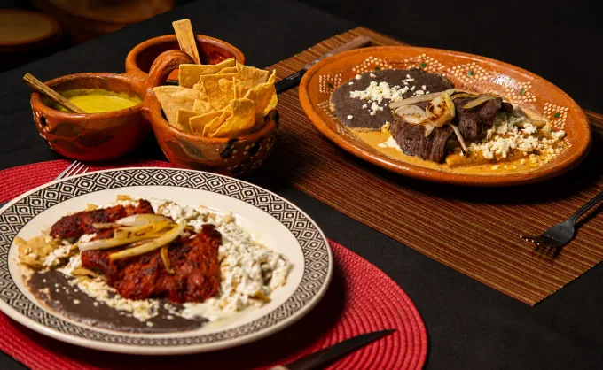 ¿Sabías que en el Centro existe un restaurante donde se reúnen las influencias huastecas? Hasta 10 salsas diferentes, catering y refill de platillos