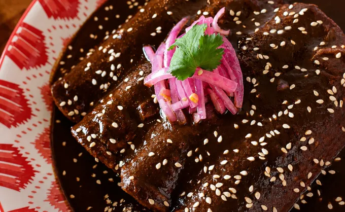 En el Centro de MTY se encuentra un restaurante auténtico oaxaqueño, con platillos con chapulines, tlayudas hechas a mano y tamales envueltos en hoja de plátano