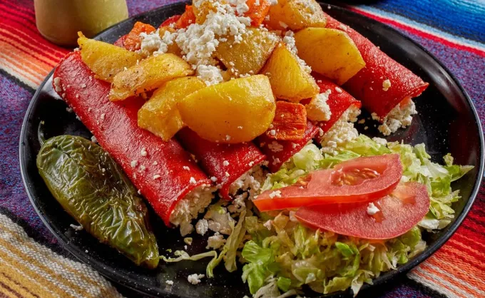 Durante el mes de septiembre nos gusta celebrar con enchiladas y antojitos mexicanos tricolores igual que la bandera de México... ¿Será mera coincidencia? 
