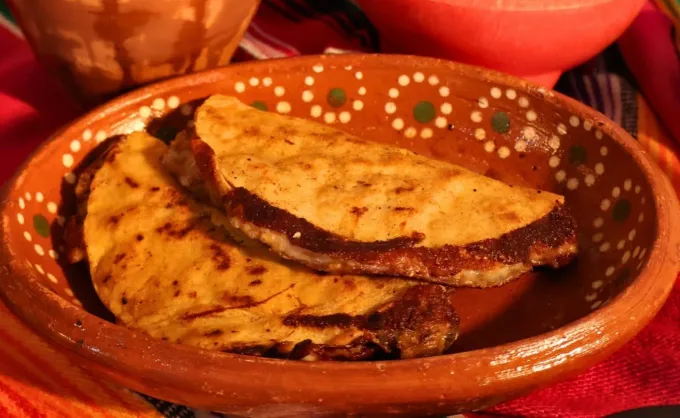 La enciclopedia de comida TasteAtlas encuestó a más de 20,000 personas sobre el mejor platillo de México, el #1 fue la quesabirria. ¿Será que sí votaron mexicanos?