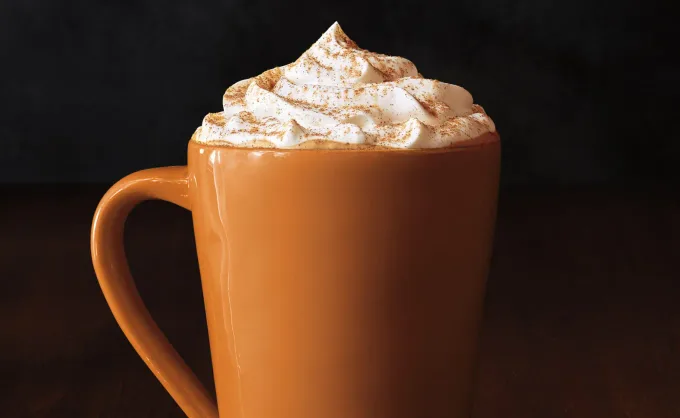 Los cafés independientes parecen llevar la delantera en la creación de bebidas originales, pero muchas tendencias que hoy seguimos comenzaron en las grandes cadenas
