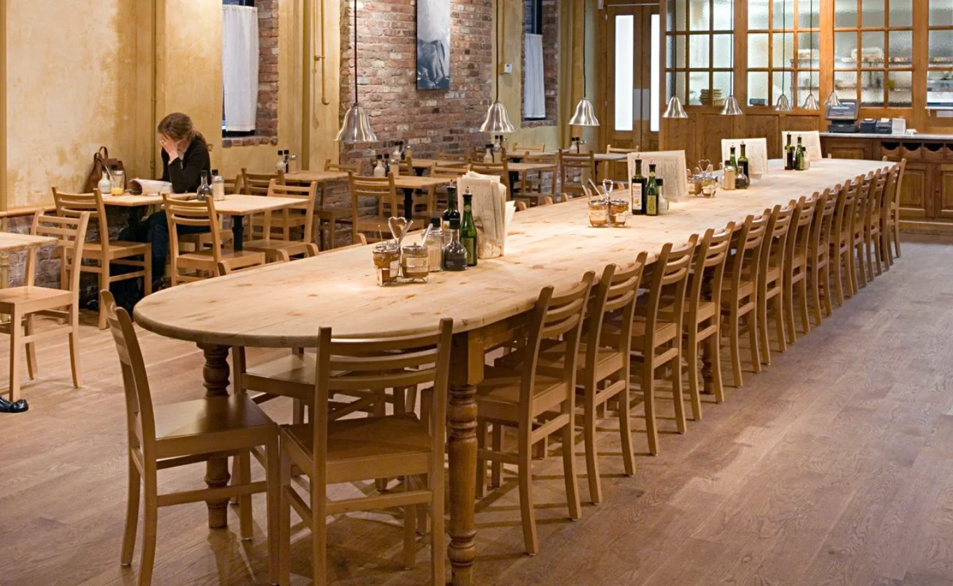 ¿Qué tan incómodo puede ser sentarse en una mesa comunal a comer con extraños? Aunque sabemos que muchos lo evitarían, hoy parece ser una tendencia emergente 