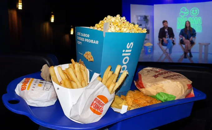 Si es bien sabido que las personas meten comida externa a la función, ¿por qué los cines no organizan colaboraciones con restaurantes?