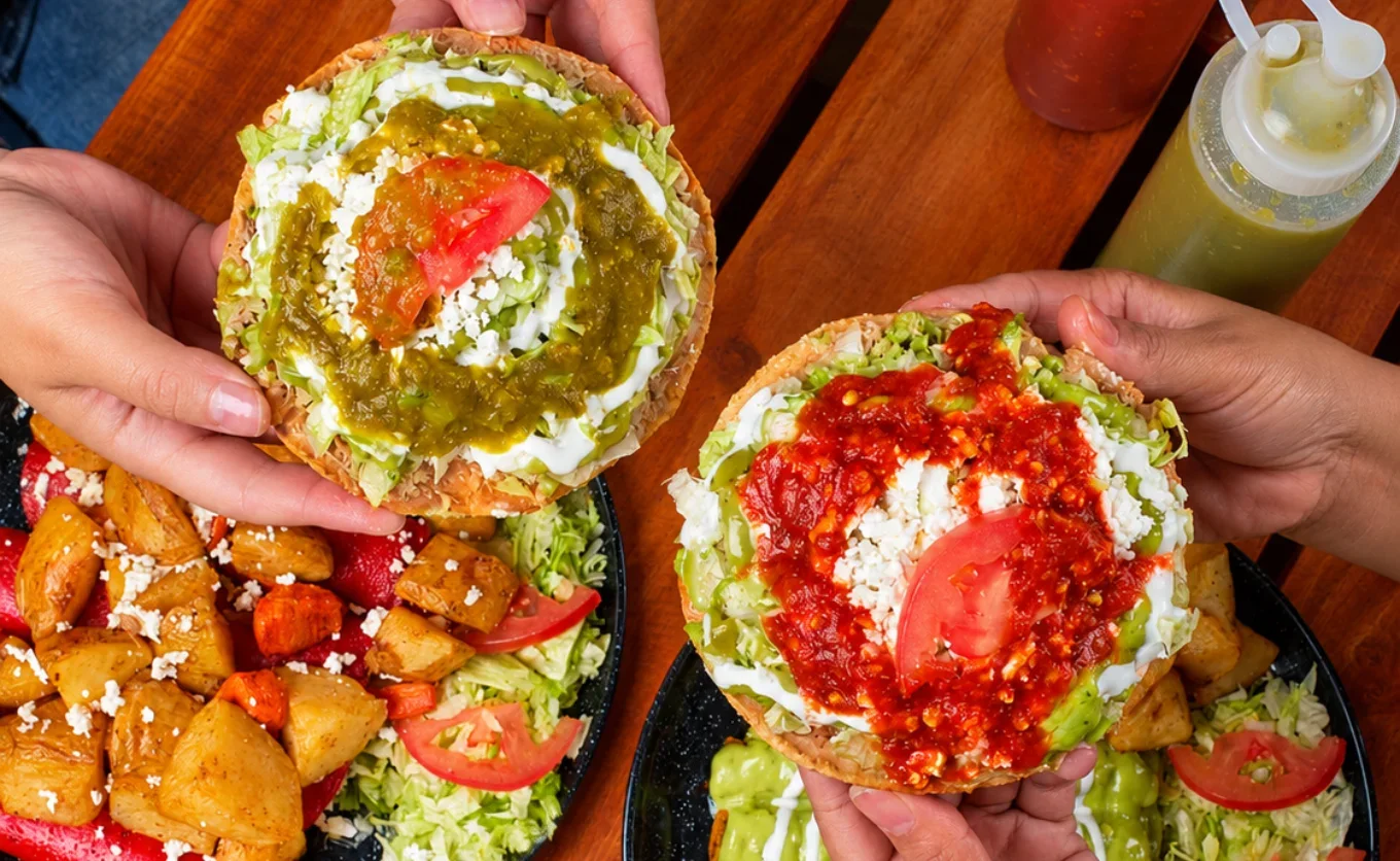 Es oficial: se acabó la dieta. De septiembre a diciembre comemos como si el año terminara mañana: antojitos, churros, tamales, pan de muerto, asado... ¿Apoco no? — Gastronomía en Monterrey, Nuevo León