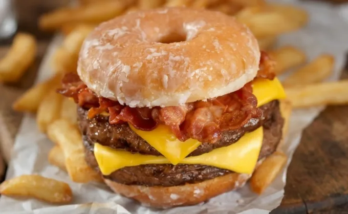 ¿Por qué insistimos en transformar la comida salada en dulce y viceversa? Primero la pizza de chocolate, luego la dona burger y ahora hasta galletas con chicharrón