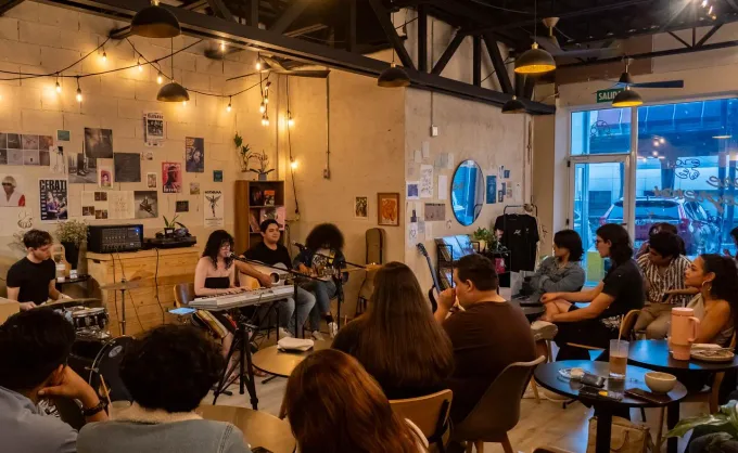 No es casualidad que los cafés organicen eventos comunitarios, según el "Informe Jóvenes México 2026", 4 de cada 10 adolescentes siente que no pertenece a su entorno