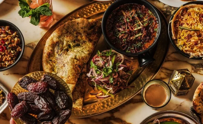 En Londres un lugar de comida india agrega regalitos a pedidos de 'delivery' para tratar de recrear la experiencia de ir al restaurante. ¿Deberíamos hacerlo en MTY?