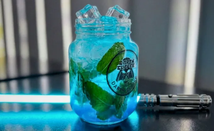 Es posible convertirse en Jedi, en Darth Coffee ya puedes armar tu propio sable de luz de Star Wars
