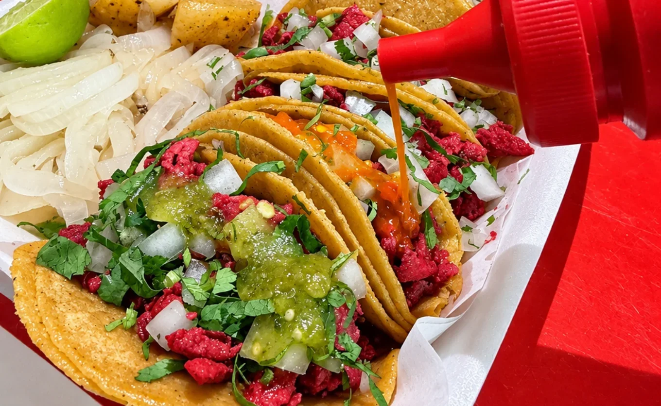 “Esta taquería forma parte de la memoria de APO, donde han pasado músicos célebres y son tambien conocidos como 'Los tacos del foco amarillo'”: Cristian Garza — Gastronomía en Monterrey, Nuevo León