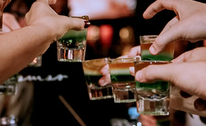 Este spot en SPG combina la energía de un bar con un una estética sofisticada: botanas y platillos para el centro, cócteles de autor y ambiente de fiesta