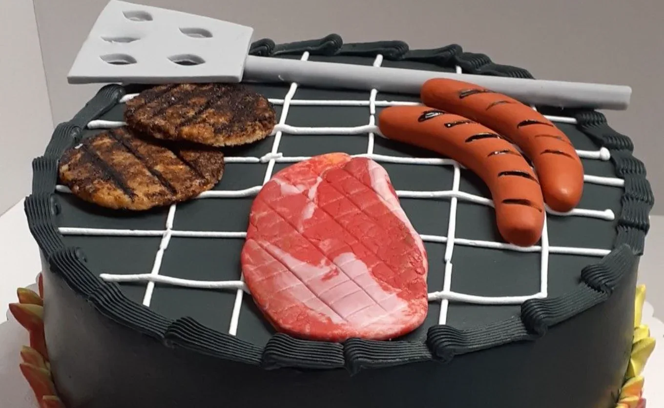 ¿En qué momento decidimos llegar tan lejos con los pasteles personalizados? Exceso de fondant, formas muy realistas y diseños de comida: asadores, carne, trompo...