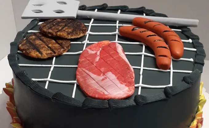 ¿En qué momento decidimos llegar tan lejos con los pasteles personalizados? Exceso de fondant, formas muy realistas y diseños de comida: asadores, carne, trompo... — Gastronomía en Monterrey, Nuevo León