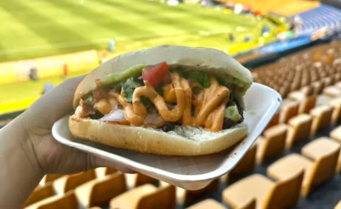 "En la victoria las merecemos, en la derrota las necesitamos": el caso de las 'Tortas de El Chino Arrieta', un ícono de la afición regiomontana — Gastronomía en Monterrey, Nuevo León