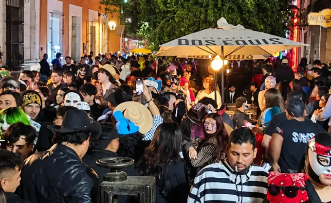 ¿Quién disfruta más Halloween en NL: niños o adultos? Desde hace 20+ años Barrio Antiguo es el destino para jóvenes, ahora hasta cafés se unen al festejo con DJ
