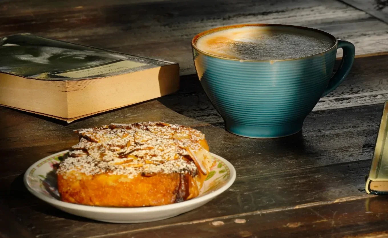 Nomás llueve tantito y ya queremos ir por pan y café. En Monterrey hace tanto calor que cualquier descenso de temperatura lo tomamos como si fuera invierno
