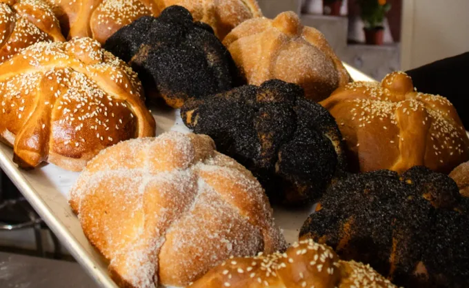 Cada año aparecen nuevas versiones de pan de muerto, cada vez más grandes y monchosas: ¿estamos reinventando la tradición o buscando otro pretexto para comer azúcar? — Gastronomía en Monterrey, Nuevo León