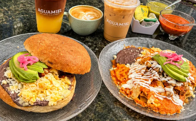 Existen unos desayunos de cocina regional en Santiago con café de especialidad, panadería artesanal y bebidas con jarabes hechos en casa. ¿Los conoces?