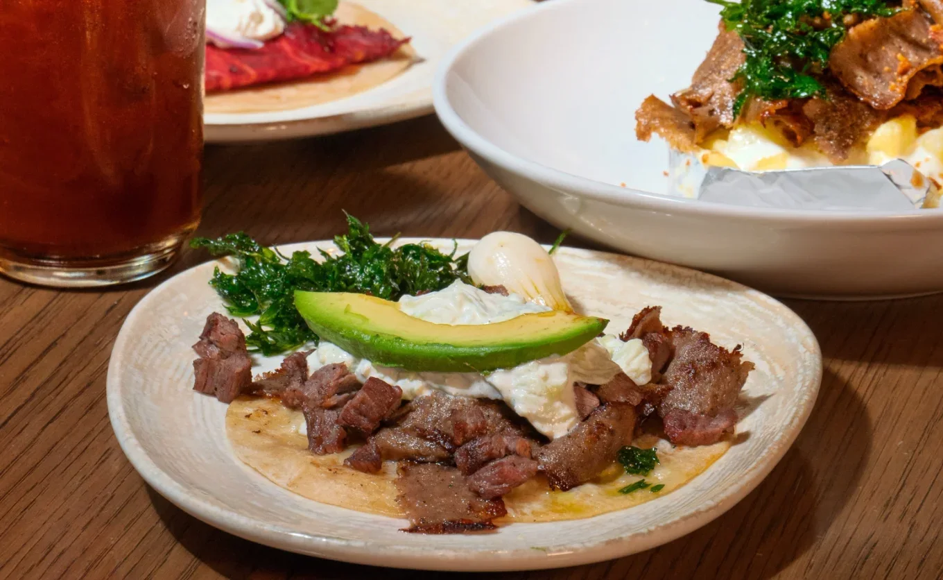 Vanessa Sierra te dice qué pedir en esta taquería de SPG que fusiona la cocina griega y mexicana con tacos, gyros, pitas y ensaladas — Gastronomía en Monterrey, Nuevo León