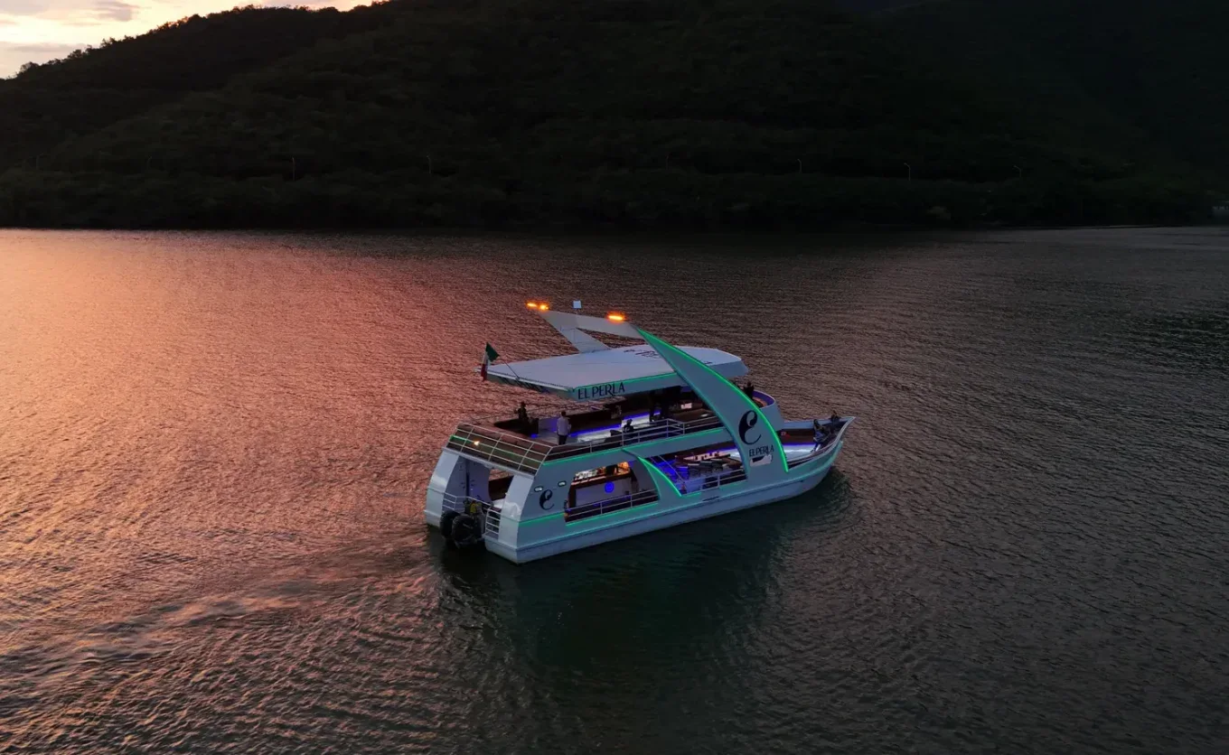 ¿Te gustaría dar un paseo por catamarán donde se mezcla turismo, lujo y cocina personalizada? Una forma distinta de disfrutar los paisajes de Santiago — Gastronomía en Monterrey, Nuevo León
