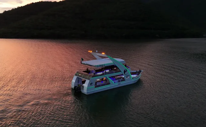 ¿Te gustaría dar un paseo por catamarán donde se mezcla turismo, lujo y cocina personalizada? Una forma distinta de disfrutar los paisajes de Santiago — Gastronomía en Monterrey, Nuevo León