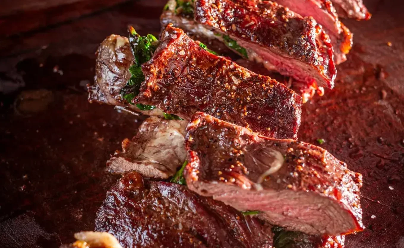 Hay una boutique especializada en cortes premium nacionales e importados, con Rib Eye, Tomahawk, Wagyu, brisket y productos para la parrilla en SPG — Gastronomía en Monterrey, Nuevo León